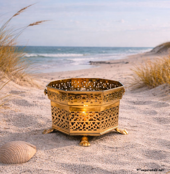 Ostfriesisches Stövchen, Messing hoch, rund, auf Fuß, mit Galerie und Durchbruch